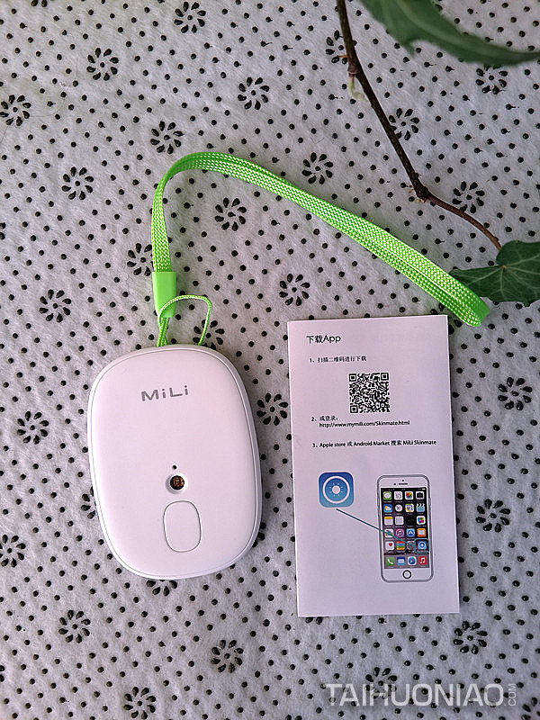 白色的MiLi Skinmate紫外线检测仪搭配浅绿色的挂绳图3